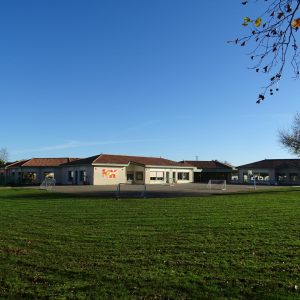 ECOLE PRIMAIRE ET SA COUR