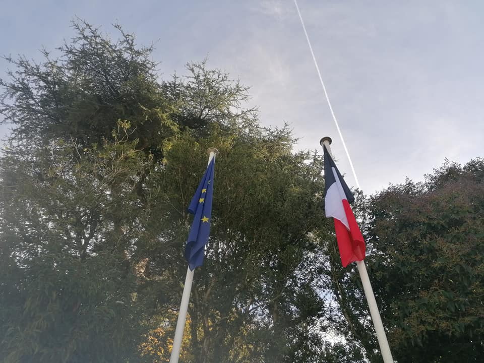 DRAPEAUX AU JARDIN DU SOUVENIR